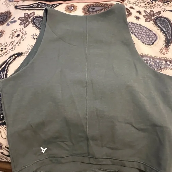 Matching Old Navy workout set size S. NWT green bike shorts, 2 longline bras - Picture 8 of 15